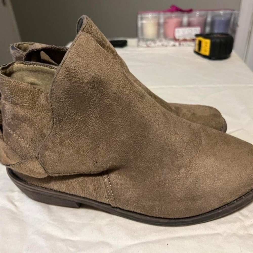 rue21 etc! Womens Tan Faux Suede‎ Ankle Booties Side Zip Back Ties Size M 7/8